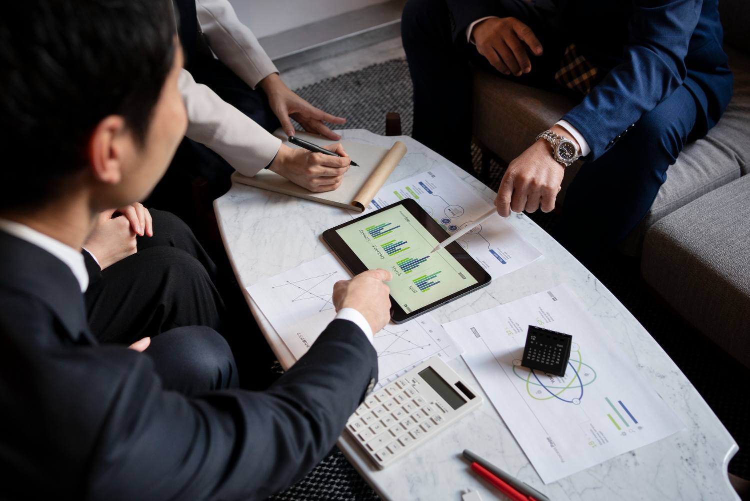 Luxury Fintech: Smart Contracts for Elite Investments